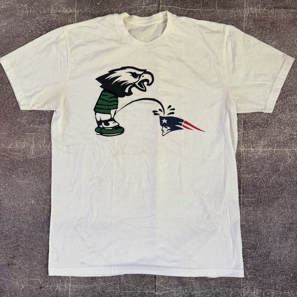 Men's Calvin Philadelphia Eagles Peeing On New England Patriots T Shirt Tee Sz L